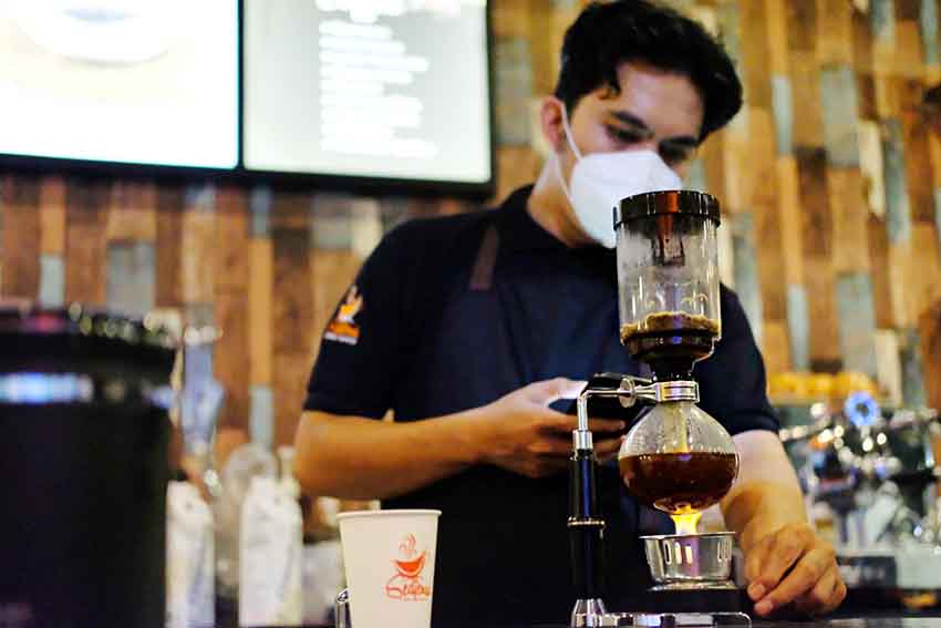 Menyelami Nikmatnya Kopi Nusantara dalam Atmosfer Laut di Sedjenak Coffee & Dive In