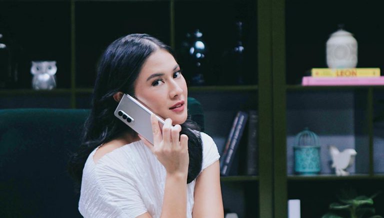 Dian Sastrowardoyo dengan Galaxy Z Fold3