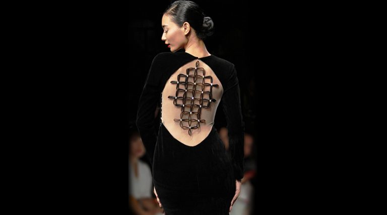 Model tengah memperagakan busana rancangan Anseina Eliza di atas catwalk Jakarta Fashion Week 2015 di Jakarta, Rabu, 5 November (1) copy