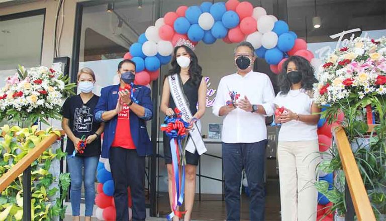 Seremoni gunting pita pada pembukaan WSE Cibubur bersama para komisari WSE dan Putri Indonesia 2020 copy