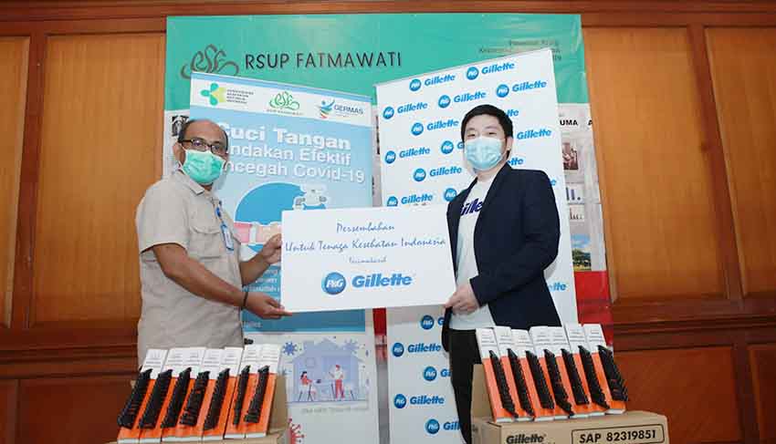 (Ki-Ka) Bpk Atom selaku Humas dari RS Fatmawati Sedang Melakukan Serah Terima Pisau Cukur Gilette dari Mikhael Hintono selaku Senior Brand Manager Gillette Indonesia.jpeg. copy