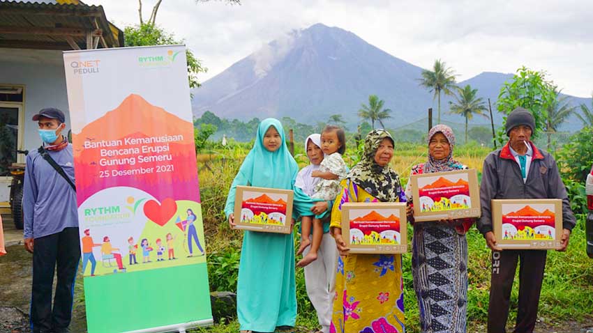 Peduli Korban Erupsi Semeru, QNET Salurkan Bantuan Makanan ke Lumajang