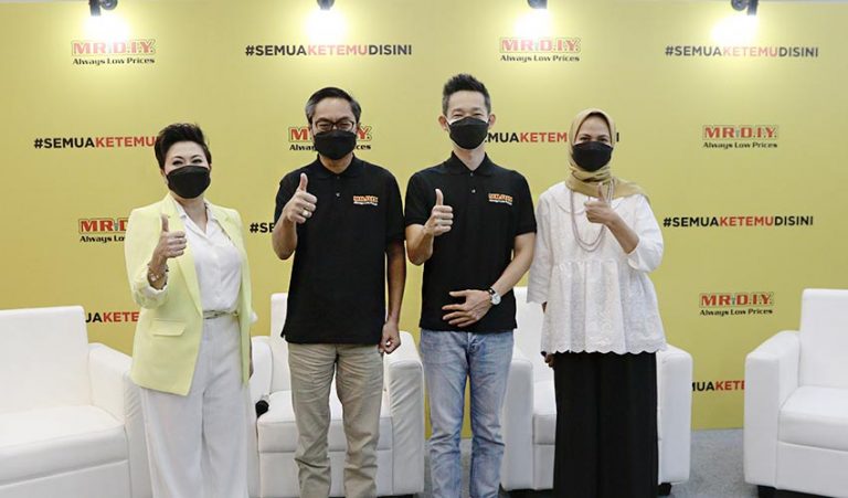 (Kiri - Kanan) Indy Barends, Brand Ambassador MR.DIY_ Sanny Hartono, Chief Operating Officer MR.DIY Indonesia_ Andrew Soendjojo, Head of Marketing MR.DIY Indonesia_ Nadia Harsya, Financial Planner