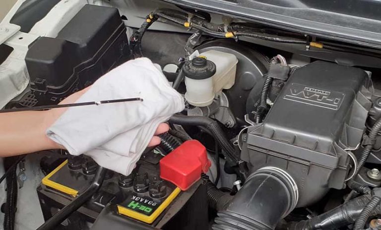 Cek kondisi oli Mesin secara berkala jadi salah satu tips untuk merawat mobil Daihatsu milikmu