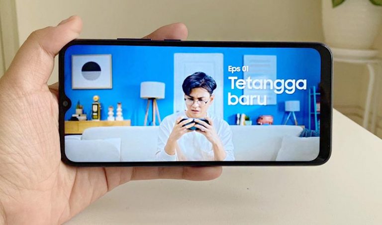 Dengan layar 6,5 inci resolusi HD+ streaming serial favorit di Galaxy A03 jadi makin nyaman