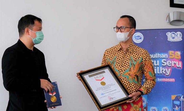 Foto 2 - Serah terima penghargaan dari Museum Rekor Indonesia (MURI) kepada Andrew F. Saputro, Corporate Affairs Director Frisian Flag Indonesia