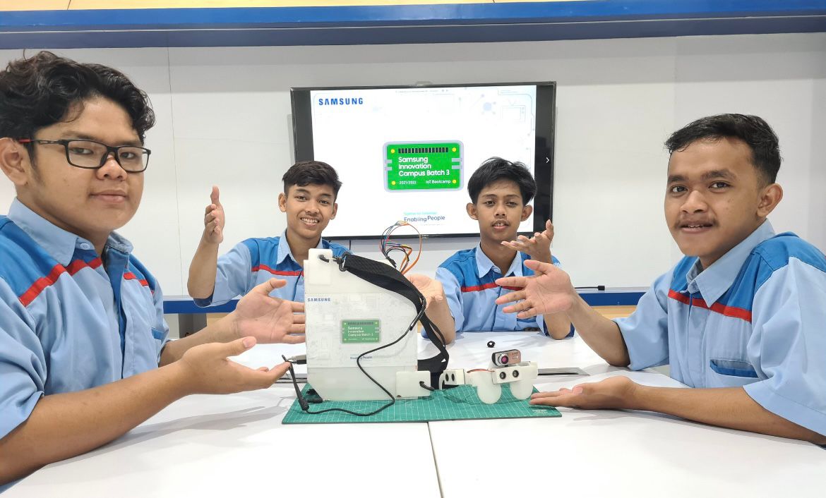 Photo 1 - Para siswa- siswa dari kelompok DA Team, SMK Al Huda, Kota Kediri Jawa Timur, peserta program Samsung Innovation Campus (SIC) Batch 3 – 20212022