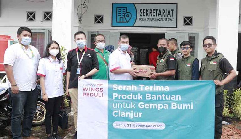 Serah terima produk bantuan untuk korban gempa bumi Cianjur oleh Yayasan WINGS Peduli melalui Ketua Jabar Bergerak Cianjur.
