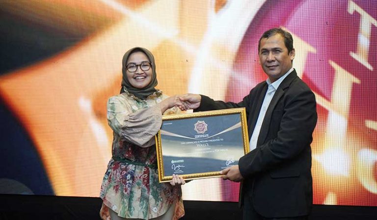 Tutut Wijayanti selaku Regulatory Affairs Manager, PT Unilever Indonesia, Tbk. Menerima Top Halal Award 2022 yang diserahkan oleh Anang Ghozali, Head of IHATEC Marketing Research.