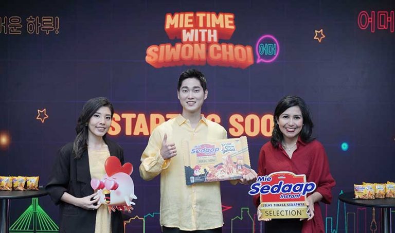 Bung Korea bersama Sheila Kansil selaku Mie Sedaap Representative pada Virtual Konferensi Pers Mie Sedaap Selection Korean Cheese Buldak
