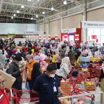 Customer Antri Berbelanja di LOTTE Grosir Serpong
