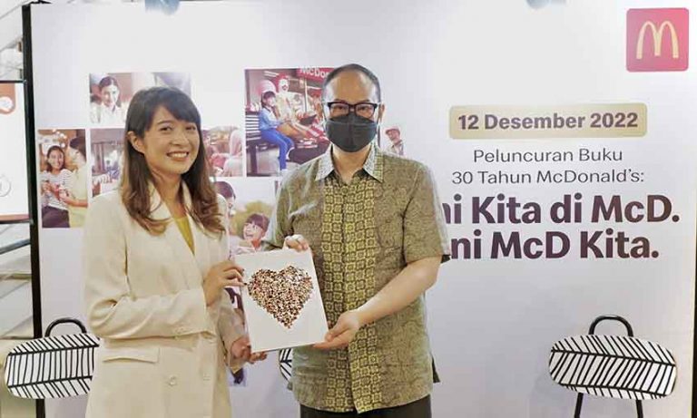 Marchella FP (Penulis terbaik IKAPI 2019) & Bpk Michael Hartono (Marketing Communication, CBI & Digital Director McDonald’s Indonesia)