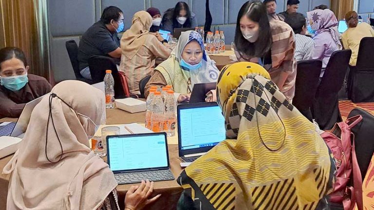 Para Pemilik_Pengelola Klinik dan Dokter menjalani bimbingan teknis implementasi Rekam Medis Elektronik bersama tim Klinik Pintar
