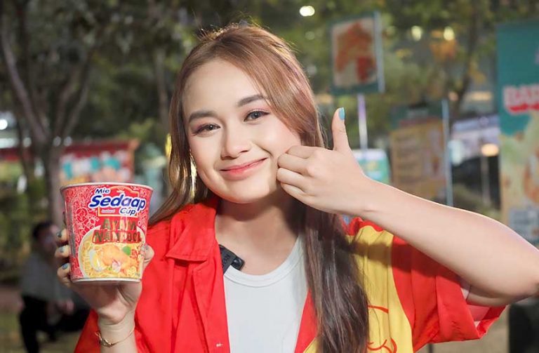 Chintya Gabriella, Brand Ambassador Mie Sedaap Cup Ayam Nampool turut meramaikan Happening Art ‘FENOMENAMPOOL’ Mie Sedaap Cup di Thamrin 10 Jakarta Pusat