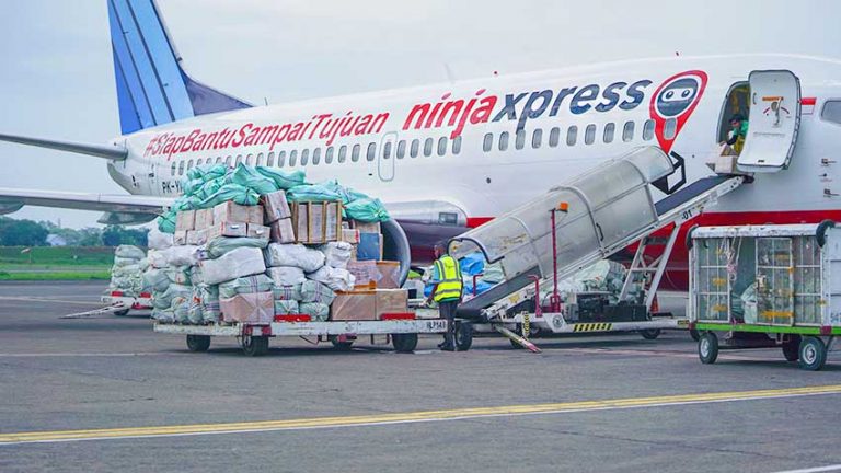 Kru Pesawat Trigana Air Sedang Memasukkan Paket Kedalam Pesawat Untuk Dikirimkan