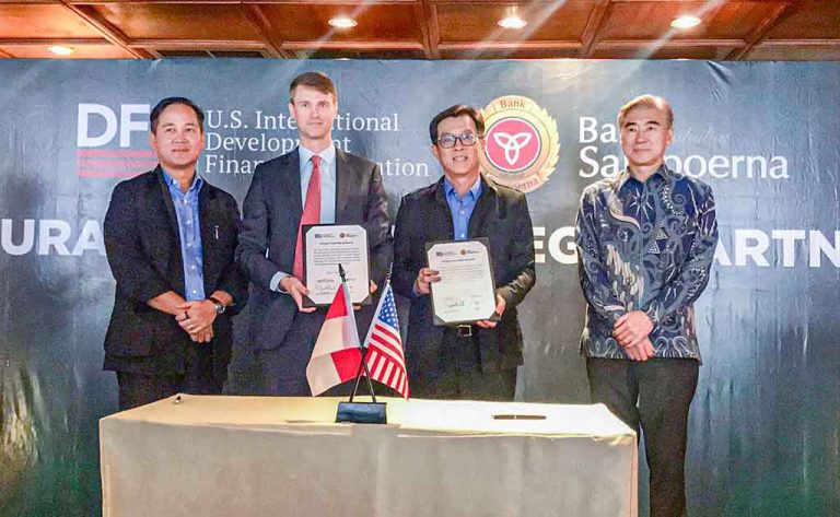 Photo 2 - Memperlihatkan Naskah Peresmian Kerja Sama Strategis