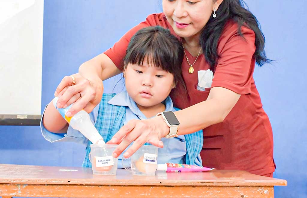 Sambut Hari Kesehatan Gigi Nasional, Formula Oral Care Edukasi Pelajar SD dengan  Metode Eggsperimen