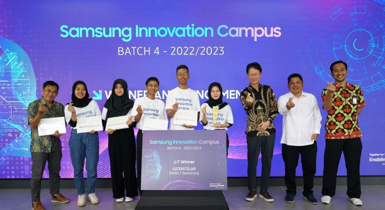 Photo 4 - Pemenang pertama SIC Batch 4,Simon Lee, Perwakilan Kemenag dan KemendikbudRistek