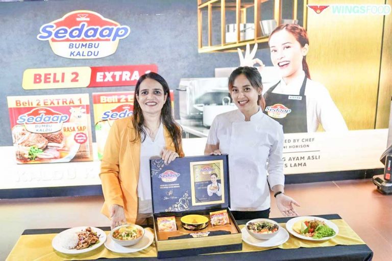 Foto Opsi 2 - Preeti Chopra Bhatnagar, Marketing Manager Seasoning Powder WINGS Group Indonesia dan Chef Stefani Horison selaku brand ambassador Bumbu Kaldu Sedaap pada acara peluncuran Bumbu Kaldu Sedaap_
