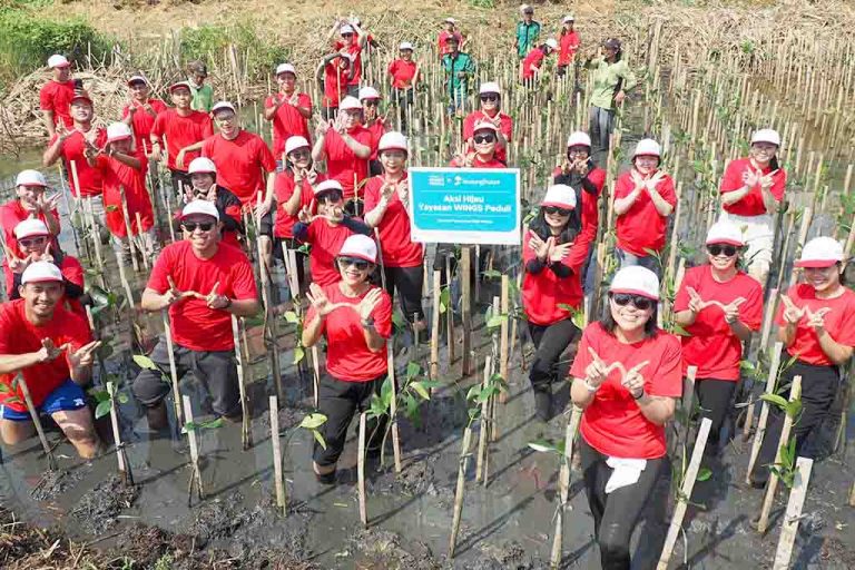 Gambar 2 - Yayasan WINGS Peduli mengajak puluhan karyawan WINGS Group untuk menanam pohon mangrove agar menjadi bagian dari #RestorationGeneration di Hari Lingkungan Hidup Sedunia