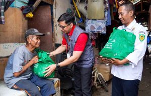 Penyerahan Paket Sembako kepada Warga di Lapak Pemulung Tatas