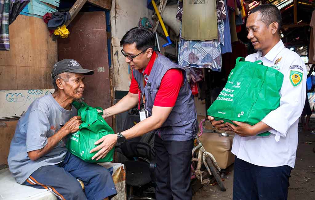 Penyerahan Paket Sembako kepada Warga di Lapak Pemulung Tatas