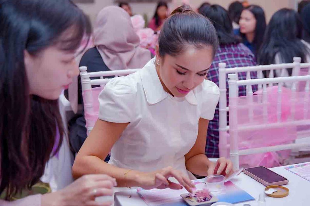 Keseruan momen scent wax workshop pada peluncuran SoKlin Eau de Parfum