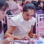 Keseruan momen scent wax workshop pada peluncuran SoKlin Eau de Parfum