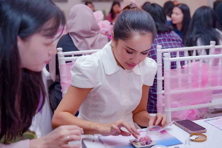 Keseruan momen scent wax workshop pada peluncuran SoKlin Eau de Parfum