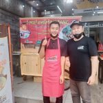 Foto 2 - Daniel, pemilik Mie Ayam Bintang (kanan) bersama salah satu karyawan (kiri) di cabang Jakarta Timur