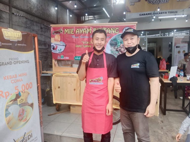 Foto 2 - Daniel, pemilik Mie Ayam Bintang (kanan) bersama salah satu karyawan (kiri) di cabang Jakarta Timur