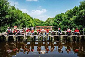 2 - Prudential Indonesia melakukan penanaman mangrove sebagai bagian dari komitmen perusahaan dalam mendukung pelestarian ekosistem pesisir.